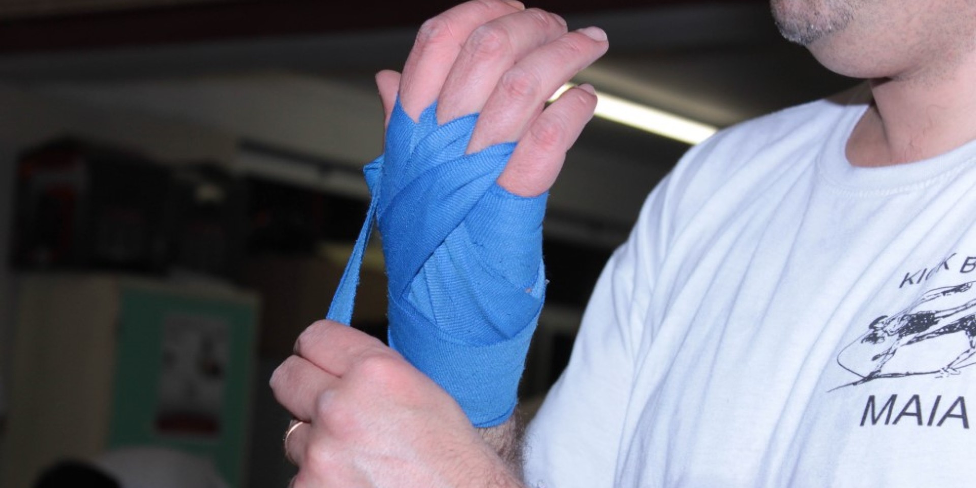 Colocar banda nas mãos para o kickboxing